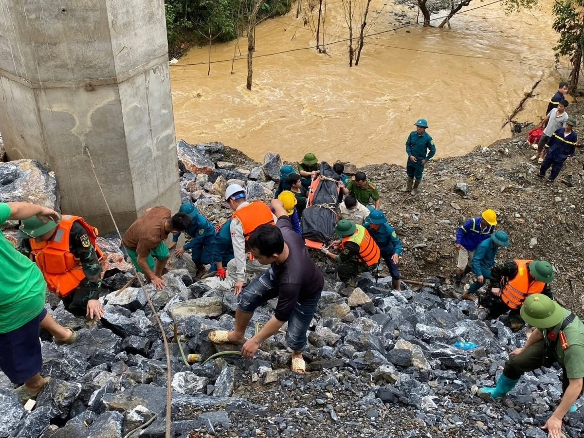 Các lực lượng cứu hộ đang tích cực phối hợp tìm kiếm 2 nạn nhân vẫn còn mất tích (Ảnh: Công an Cao Bằng)