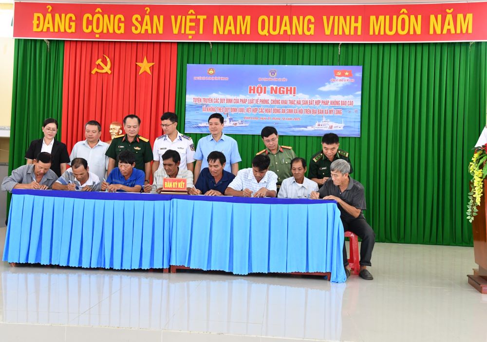 Chủ tàu cá, thuyền trưởng ký kết không vi phạm IUU.