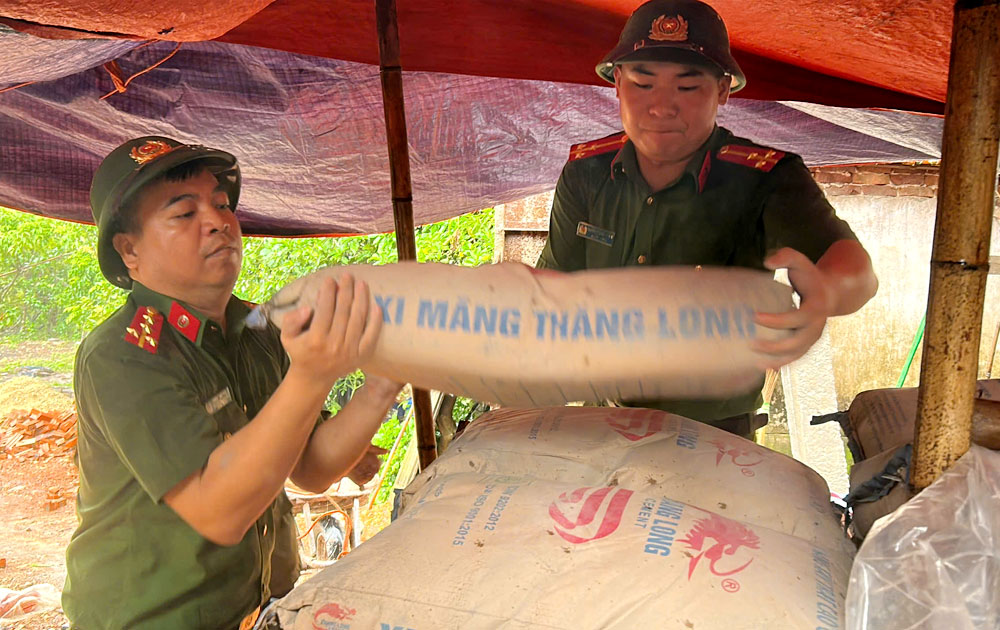 Cán bộ, chiến sĩ Công an xã Nam Dương hỗ trợ người dân đưa tài sản đến nơi cao ráo, an toàn. Cán bộ, chiến sĩ Công an xã Nam Dương hỗ trợ người dân đưa tài sản đến nơi cao ráo, an toàn.