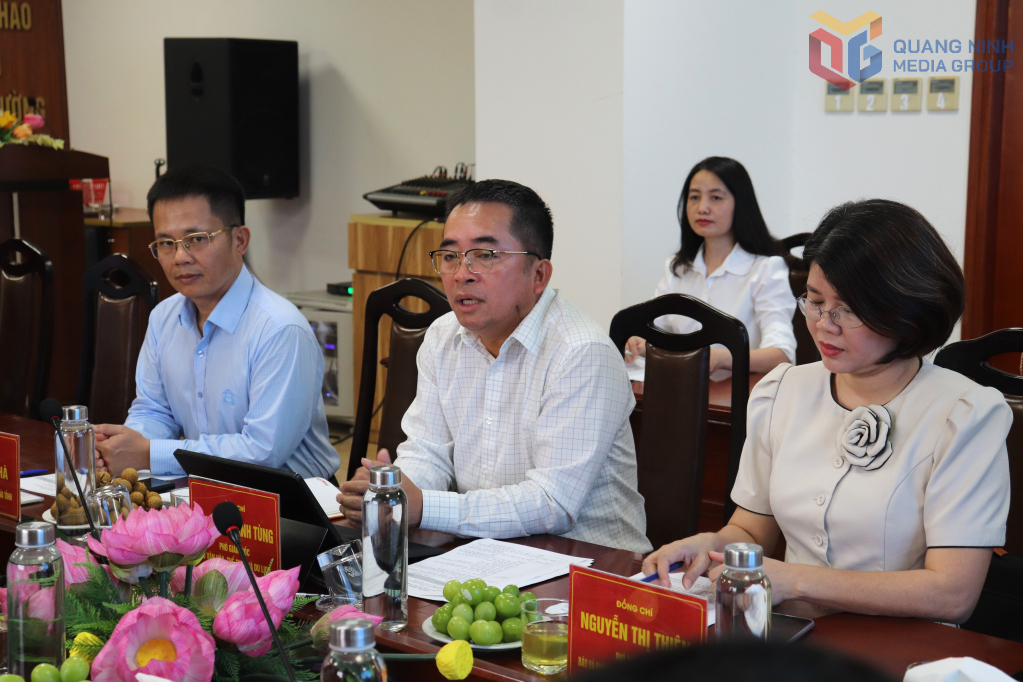 Đại diện Sở Văn hóa, Thể thao và Du lịch Quảng Ninh giới thiệu về tình hình kinh tế - xã hội của tỉnh. Đại diện Sở Văn hóa, Thể thao và Du lịch Quảng Ninh giới thiệu về tình hình kinh tế - xã hội của tỉnh.