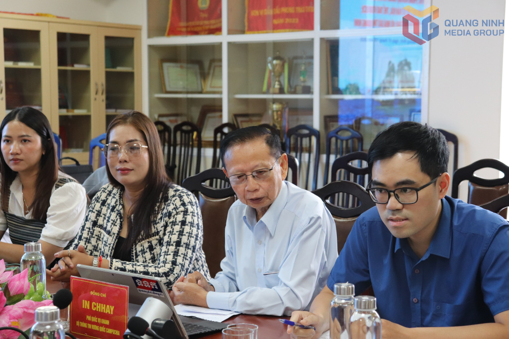 Đại diện đoàn cán bộ, phóng viên Bộ Thông tin vương quốc Campuchia bày tỏ ấn tượng với các chính sách và cách thức truyền thông của tỉnh Quảng Ninh. Đại diện đoàn cán bộ, phóng viên Bộ Thông tin vương quốc Campuchia bày tỏ ấn tượng với các chính sách và cách thức truyền thông của tỉnh Quảng Ninh.