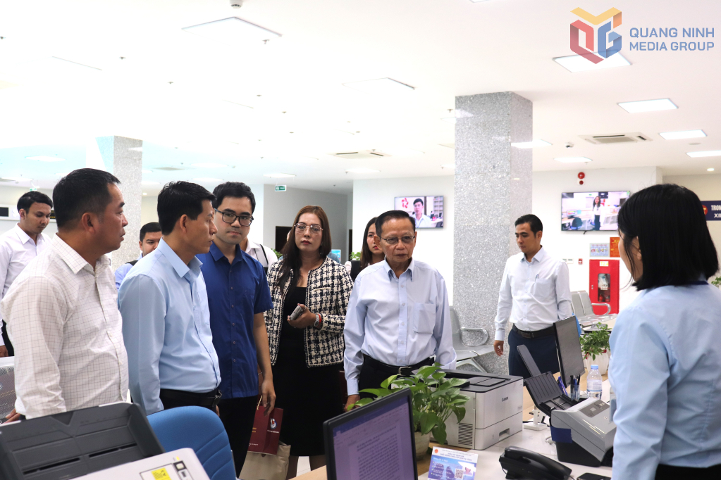 Đoàn công tác Bộ Thông tin vương quốc Campuchia tham quan tại Trung tâm Phục vụ hành chính công tỉnh Quảng Ninh. Đoàn công tác Bộ Thông tin vương quốc Campuchia tham quan tại Trung tâm Phục vụ hành chính công tỉnh Quảng Ninh.