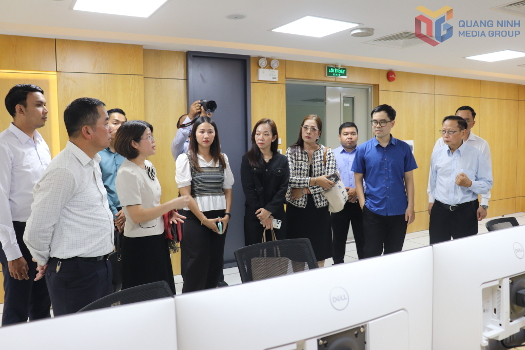 Đoàn công tác Bộ Thông tin vương quốc Campuchia tham quan trụ sở Báo và Phát thanh, Truyền hình tỉnh Quảng Ninh. Đoàn công tác Bộ Thông tin vương quốc Campuchia tham quan trụ sở Báo và Phát thanh, Truyền hình tỉnh Quảng Ninh.