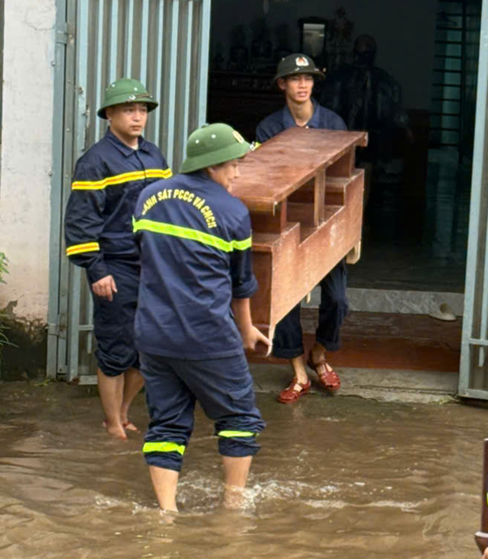 Cán bộ Phòng Cảnh sát phòng cháy, chữa cháy và cứu nạn, cứu hộ (Công an tỉnh) hỗ trợ người dân tổ dân phố Cầu Cát, phường Chũ di chuyển tài sản. Cán bộ Phòng Cảnh sát phòng cháy, chữa cháy và cứu nạn, cứu hộ (Công an tỉnh) hỗ trợ người dân tổ dân phố Cầu Cát, phường Chũ di chuyển tài sản.