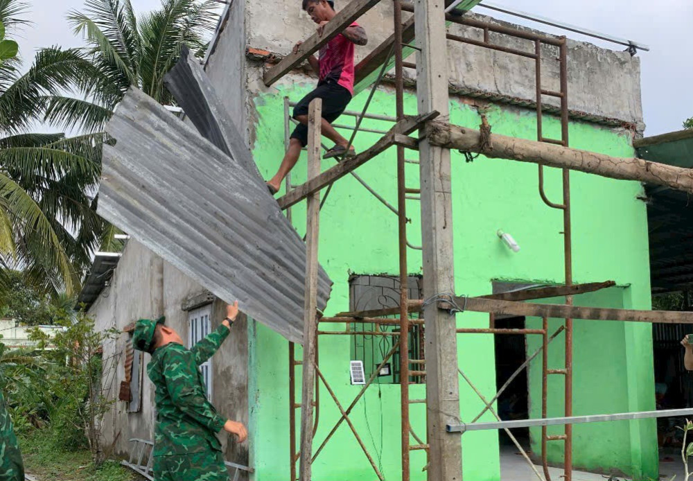 Bộ đội Biên phòng giúp dân lợp lại nhà bị tốc mái do gió lốc