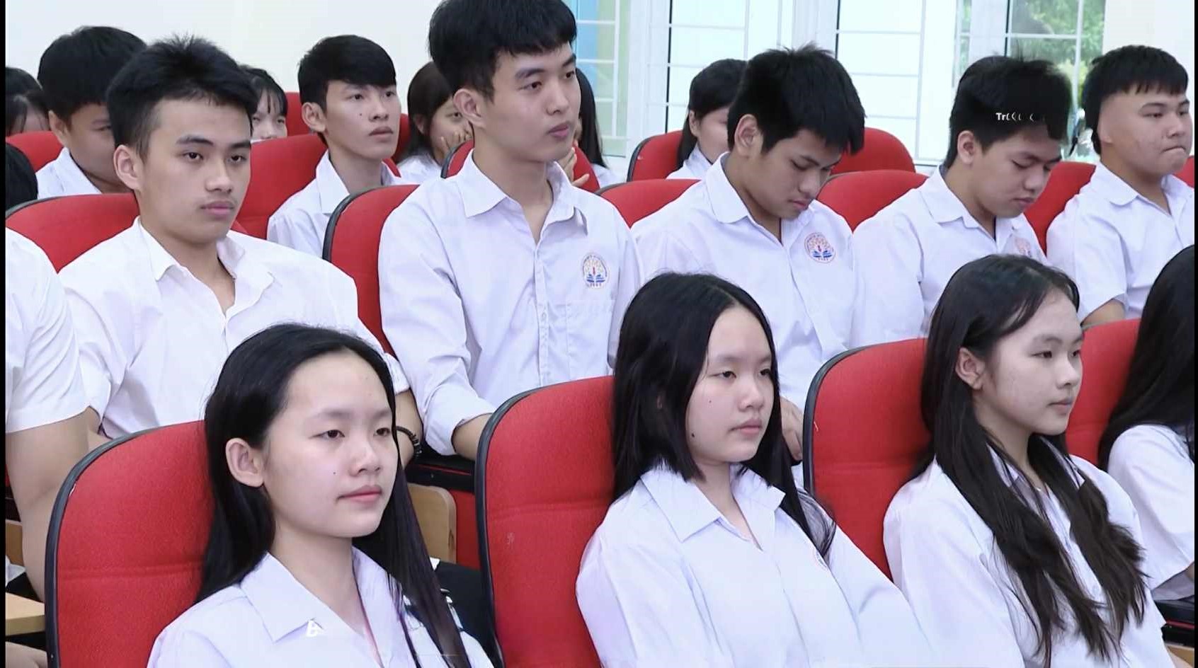 Các em học sinh tham dự lễ phát động