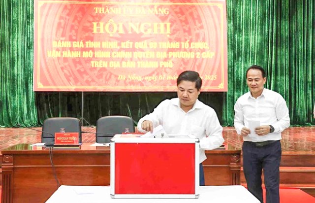 Bí thư Thành ủy Đà Nẵng Lương Nguyễn Minh Triết ủng hộ đồng bào các tỉnh thiệt hại nặng nề do bão số 10 gây ra.