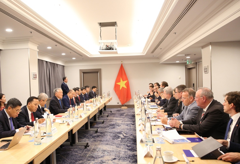 Phó Thủ tướng Thường trực Chính phủ Nguyễn Hòa Bình làm việc với lãnh đạo Hiệp hội Doanh nghiệp Đức – Châu Á Thái Bình Dương (OAV) cùng 18 doanh nghiệp thành viên - Ảnh: VGP/Nguyễn Hoàng Phó Thủ tướng Thường trực Chính phủ Nguyễn Hòa Bình làm việc với lãnh đạo Hiệp hội Doanh nghiệp Đức – Châu Á Thái Bình Dương (OAV) cùng 18 doanh nghiệp thành viên - Ảnh: VGP/Nguyễn Hoàng