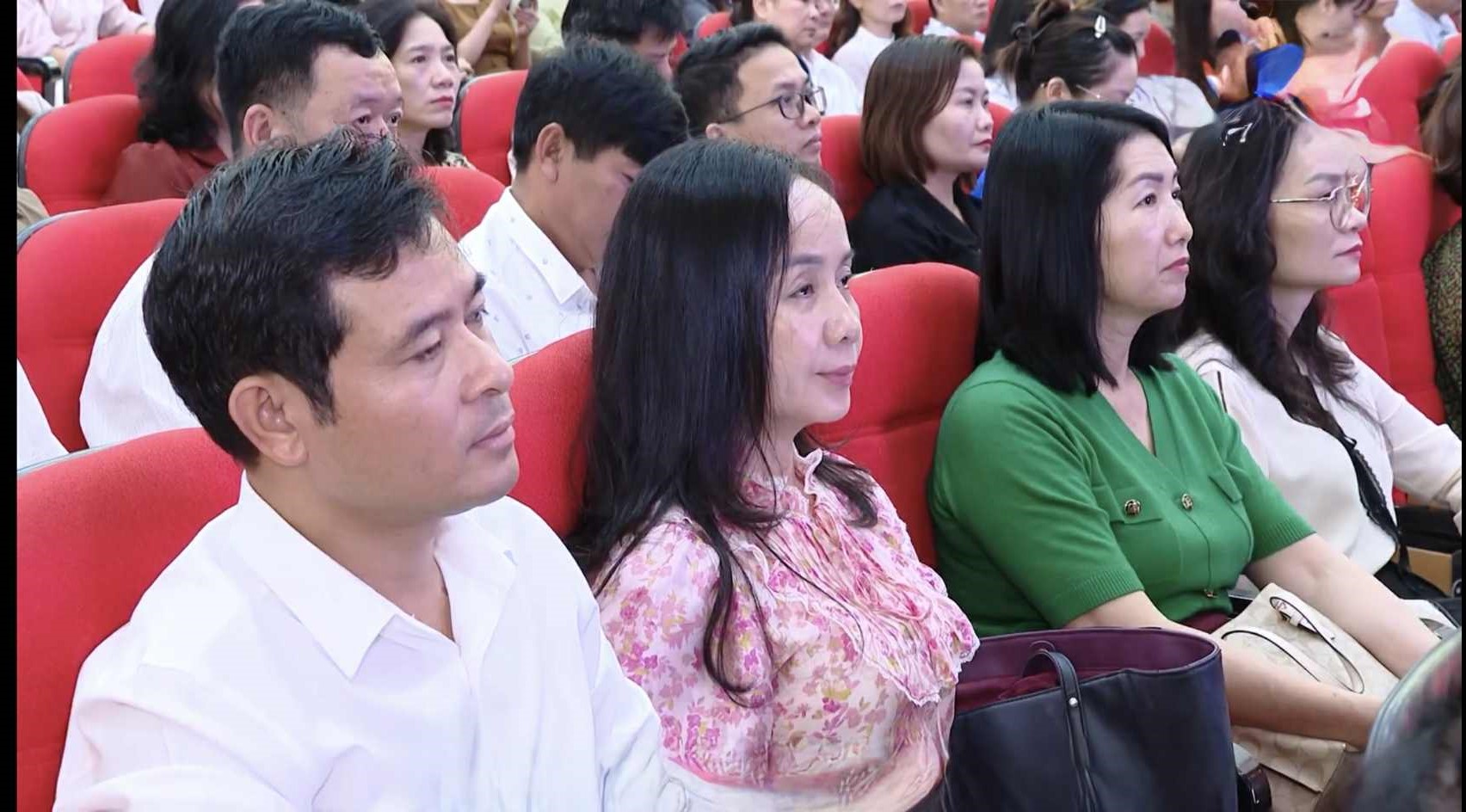 Các đại biểu tham dự lễ khai mạc