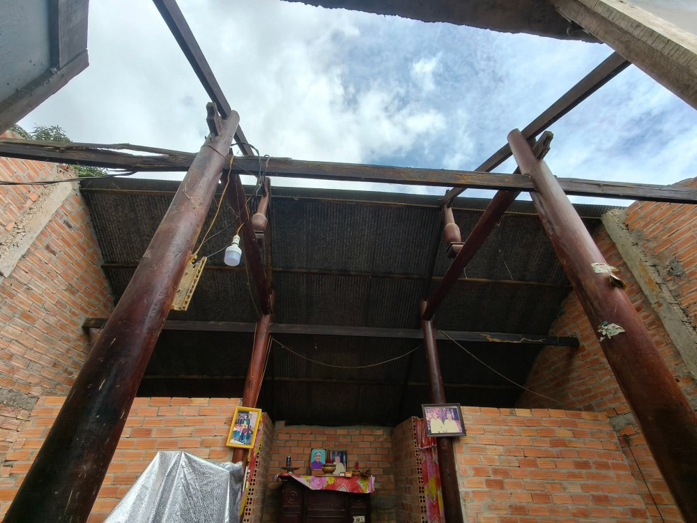 Một căn nhà bị tốc mái do lốc