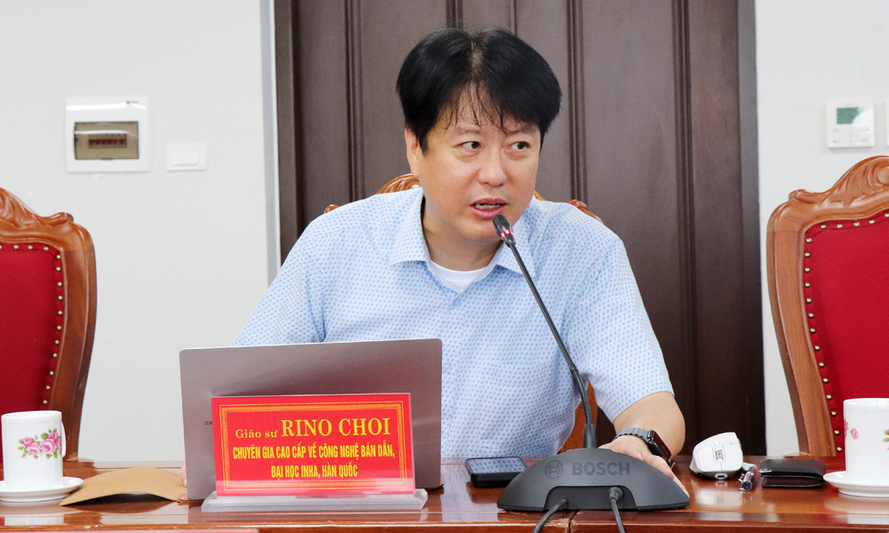 Giáo sư Rino Choi trao đổi tại buổi làm việc.