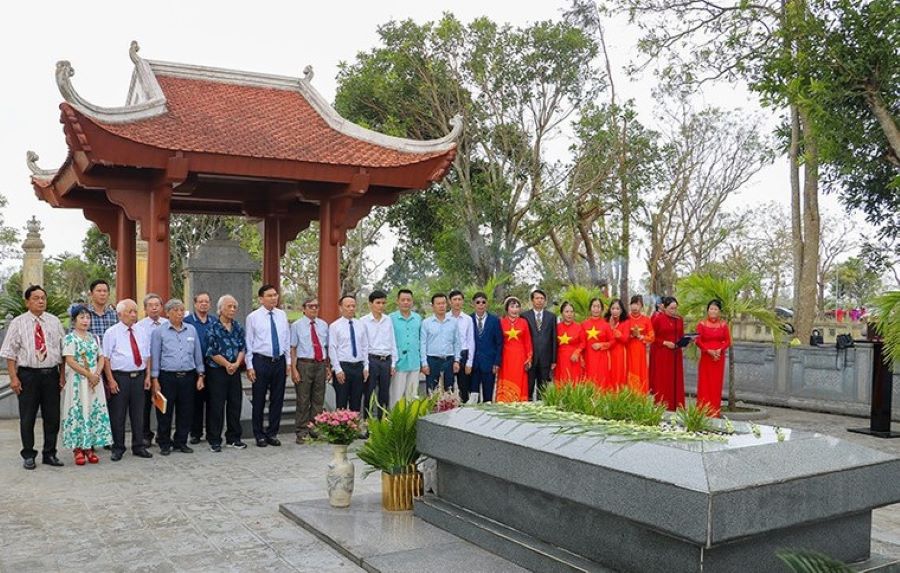 Các đại biểu dâng hương, dâng hoa tại khu mộ Đại thi hào Nguyễn Du.