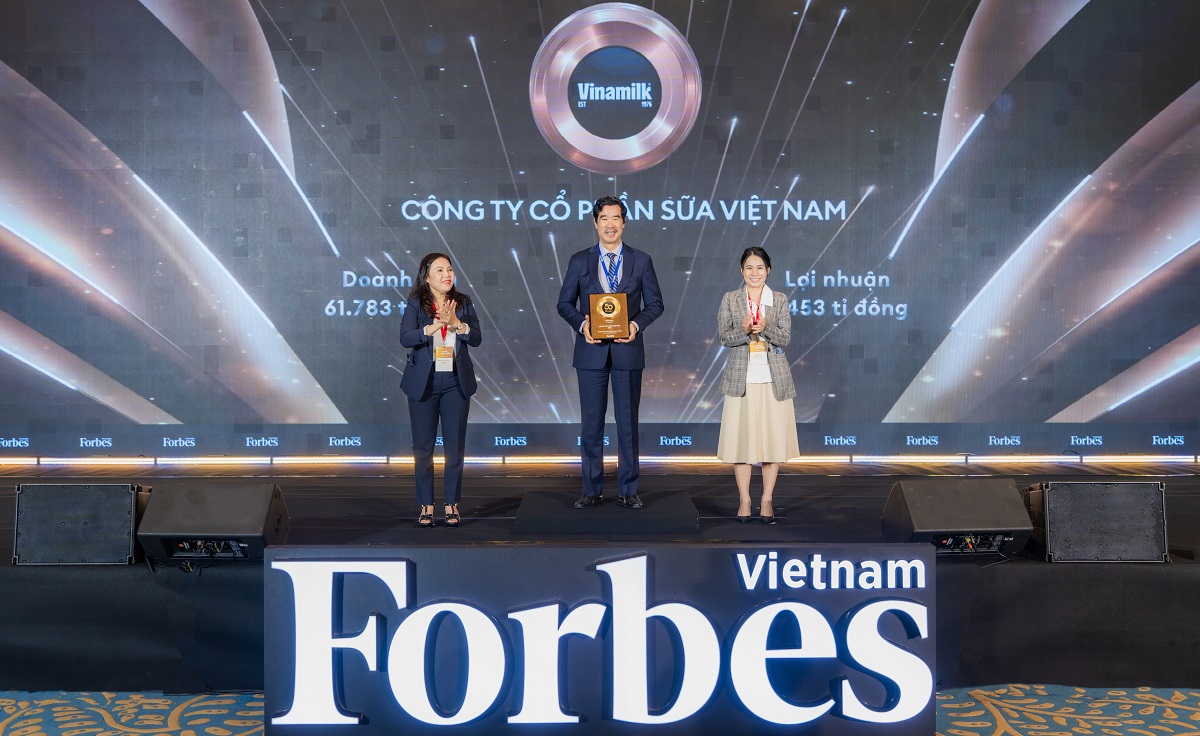 Ông Nguyễn Quốc Khánh - Giám đốc Điều hành Nghiên cứu và Phát triển Vinamilk nhận vinh danh Top 50 Công ty niêm yết tốt nhất Việt Nam - Ảnh: Forbes VN
