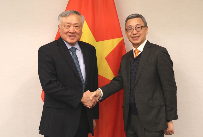 Phó Thủ tướng Thường trực Chính phủ Nguyễn Hòa Bình và ông King Au, Giám đốc điều hành Hội đồng Phát triển Dịch vụ tài chính Hong Kong (Trung Quốc) - Ảnh: VGP/Nguyễn Hoàng