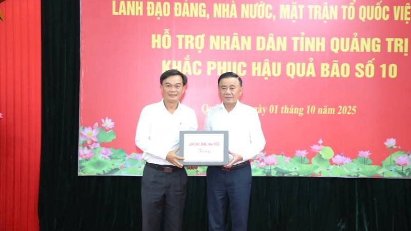 Đồng chí Trần Cẩm Tú tặng quà của lãnh đạo Đảng, Nhà nước cho tỉnh Quảng Trị.