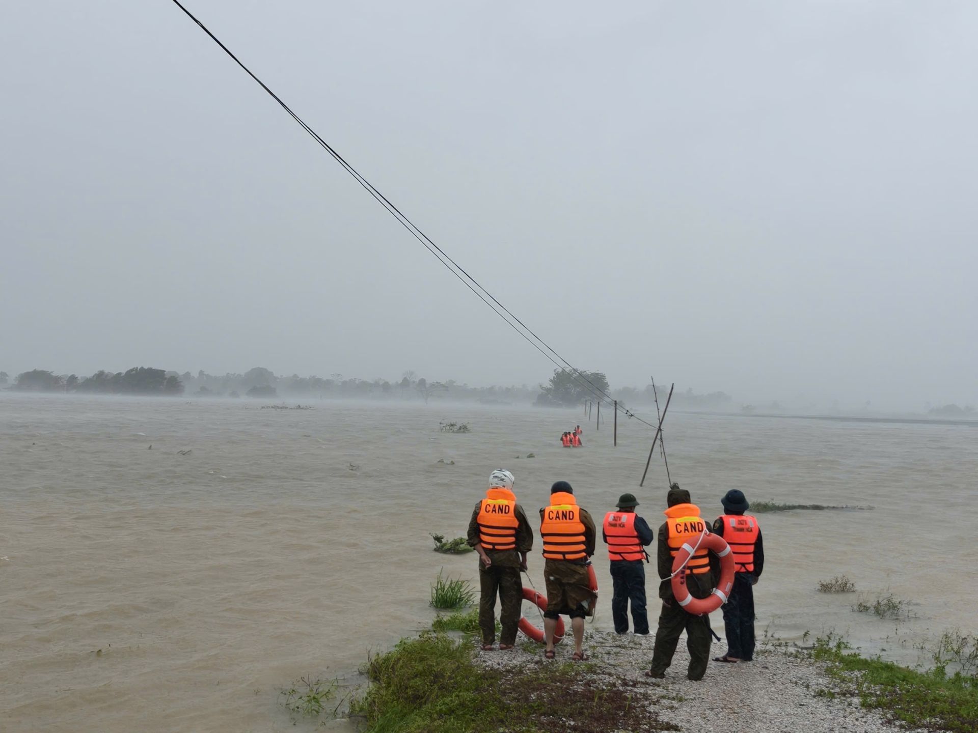 Vận động ủng hộ đồng bào bị thiệt hại do bão số 10