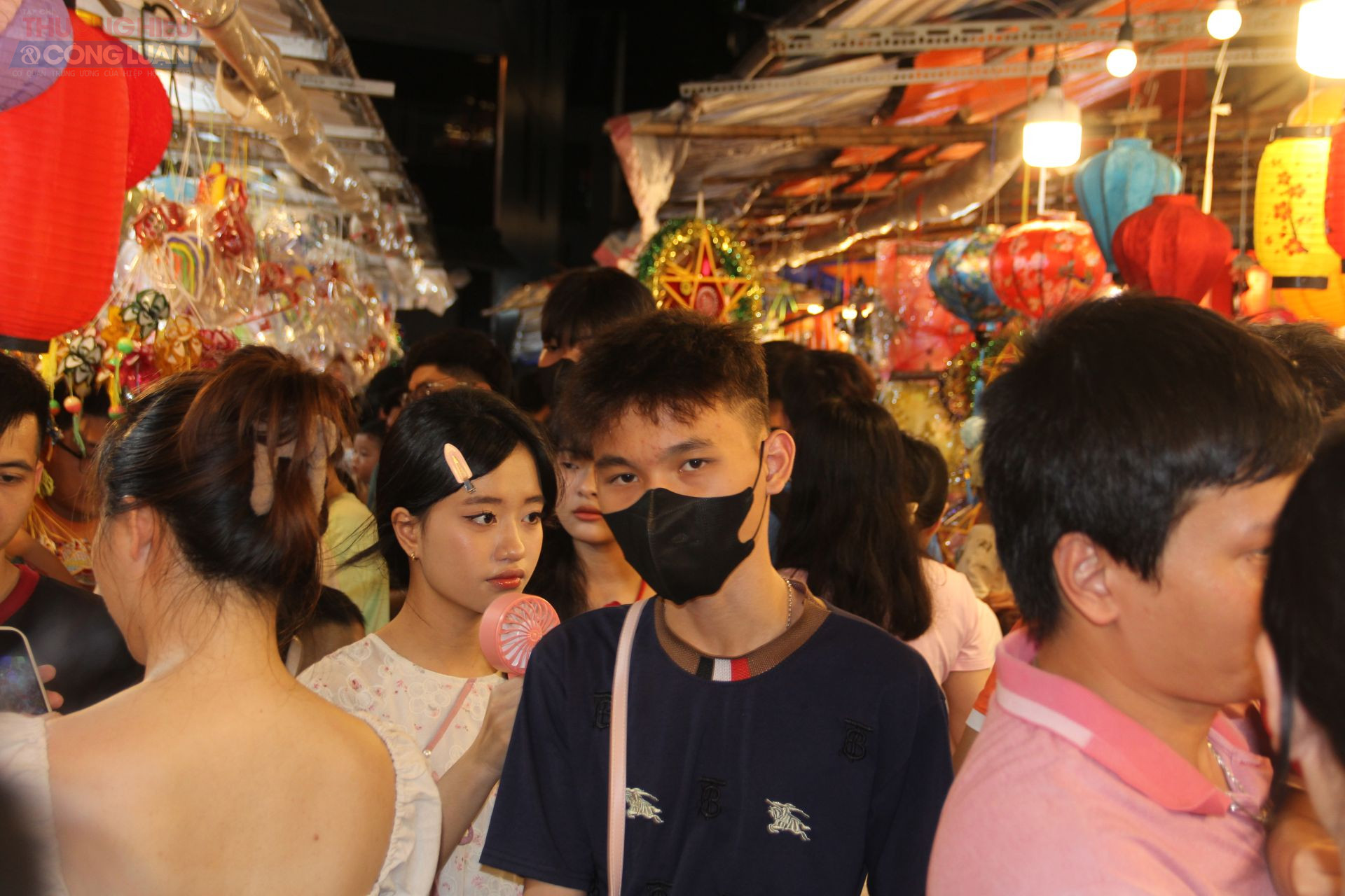 Không chỉ dừng lại ở việc mua sắm, tham quan, du khách còn có thể thưởng thức các món ăn như bánh trung thu, kẹo kéo... đa dạng