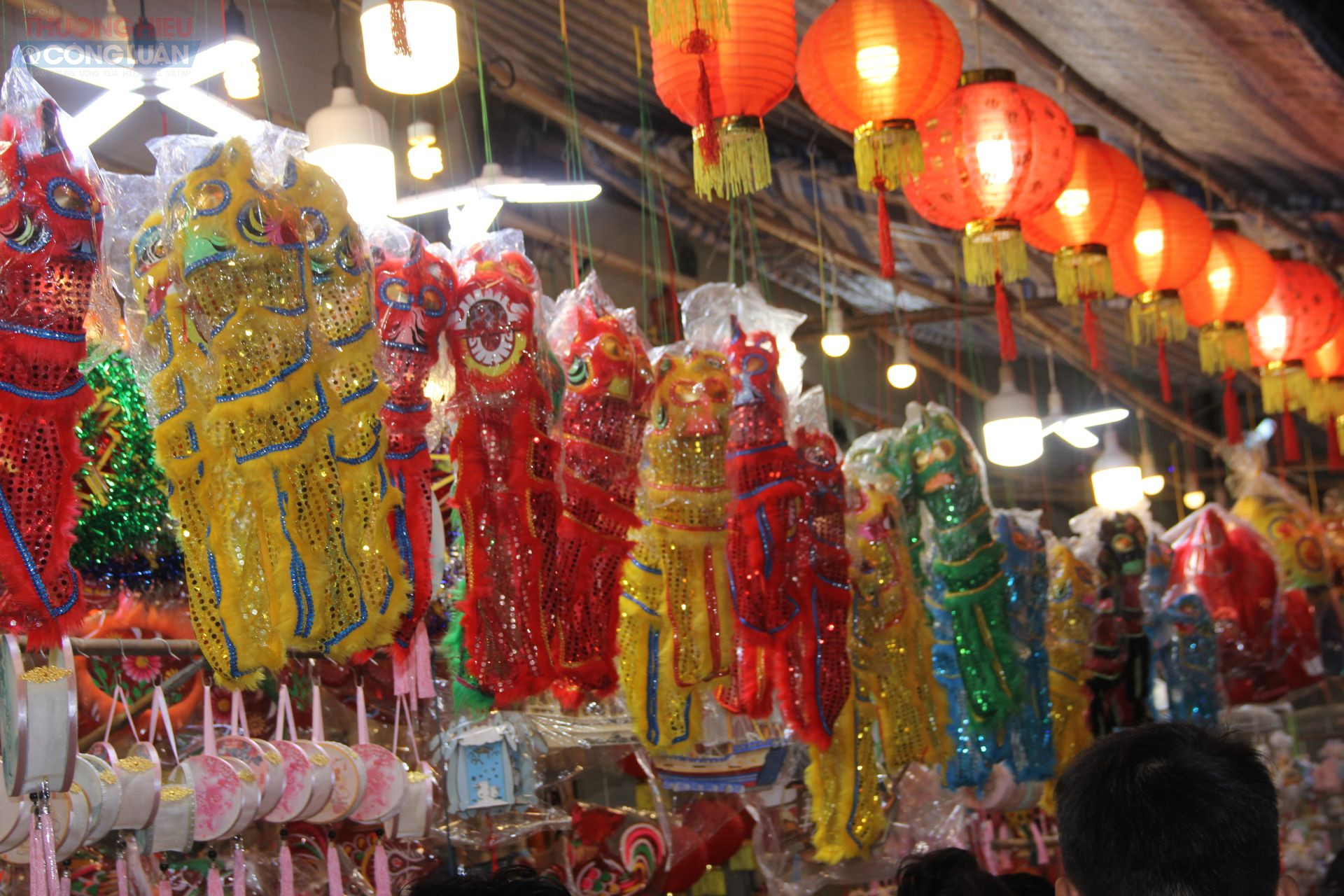 Hai bên đường, hàng ngàn chiếc lồng đèn được treo cao, trải dài, khiến không gian trông như dòng sông ánh sáng đầy màu sắc