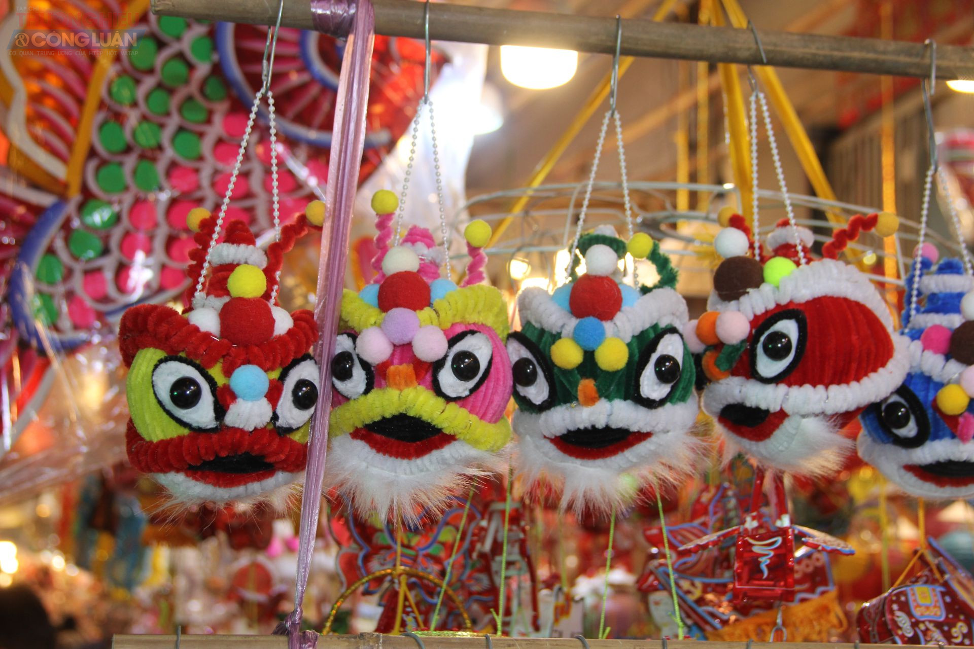 Bên cạnh đó, lồng đèn hiện đại làm từ nhựa dẻo, đèn LED, in hình nhân vật hoạt hình như Doraemon, Pikachu, Minions, siêu nhân… vẫn được trẻ nhỏ yêu thích