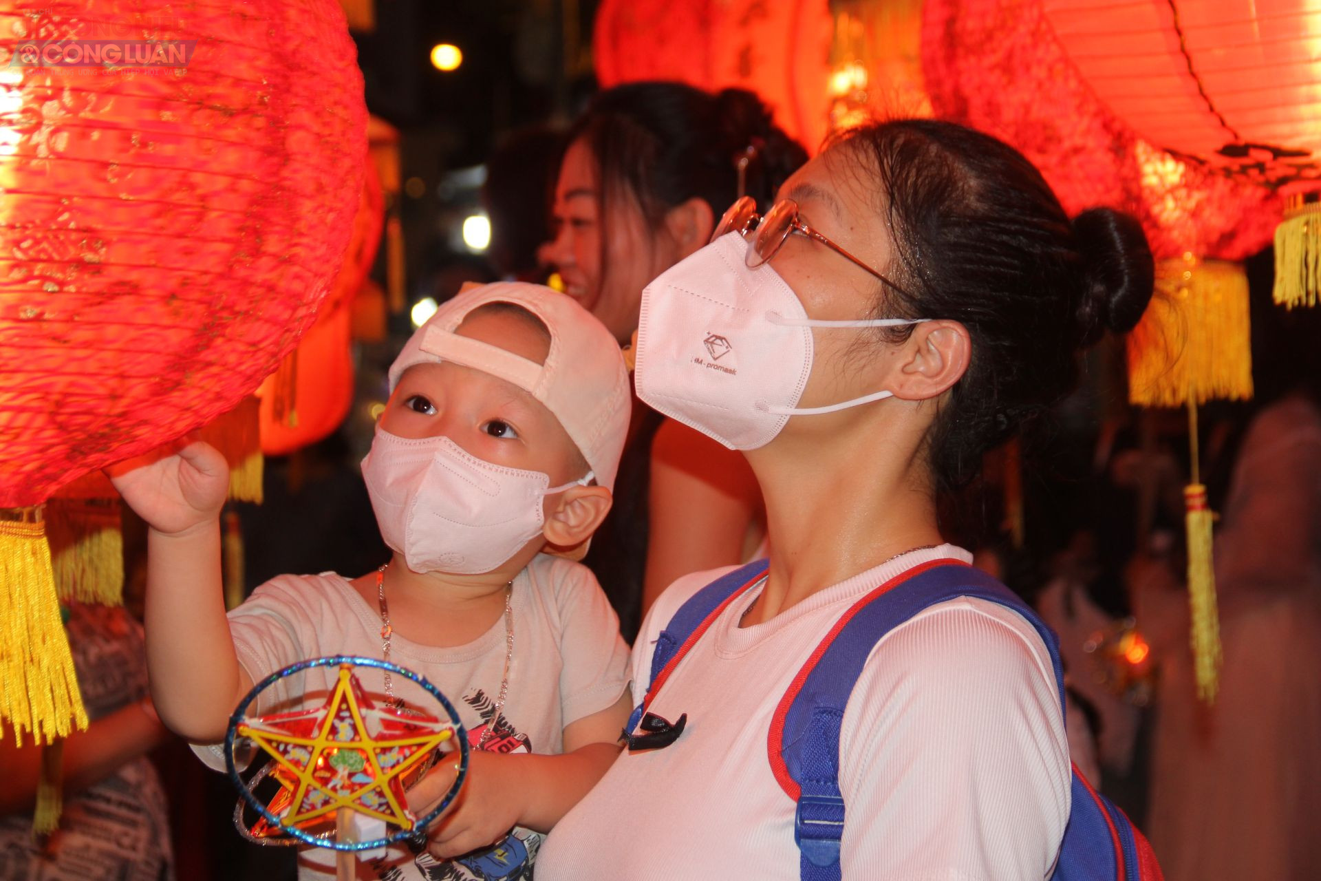 Gương mặt bạn nhỏ rạng rỡ, hớn hở khi được cha mẹ mua cho món đồ chơi trung thu