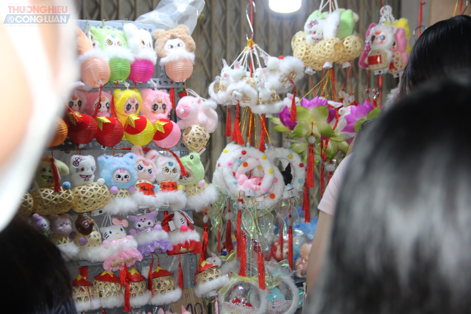 Giá bán lồng đèn tại đây cũng vô cùng đa dạng, tùy thuộc vào chất liệu và kích cỡ