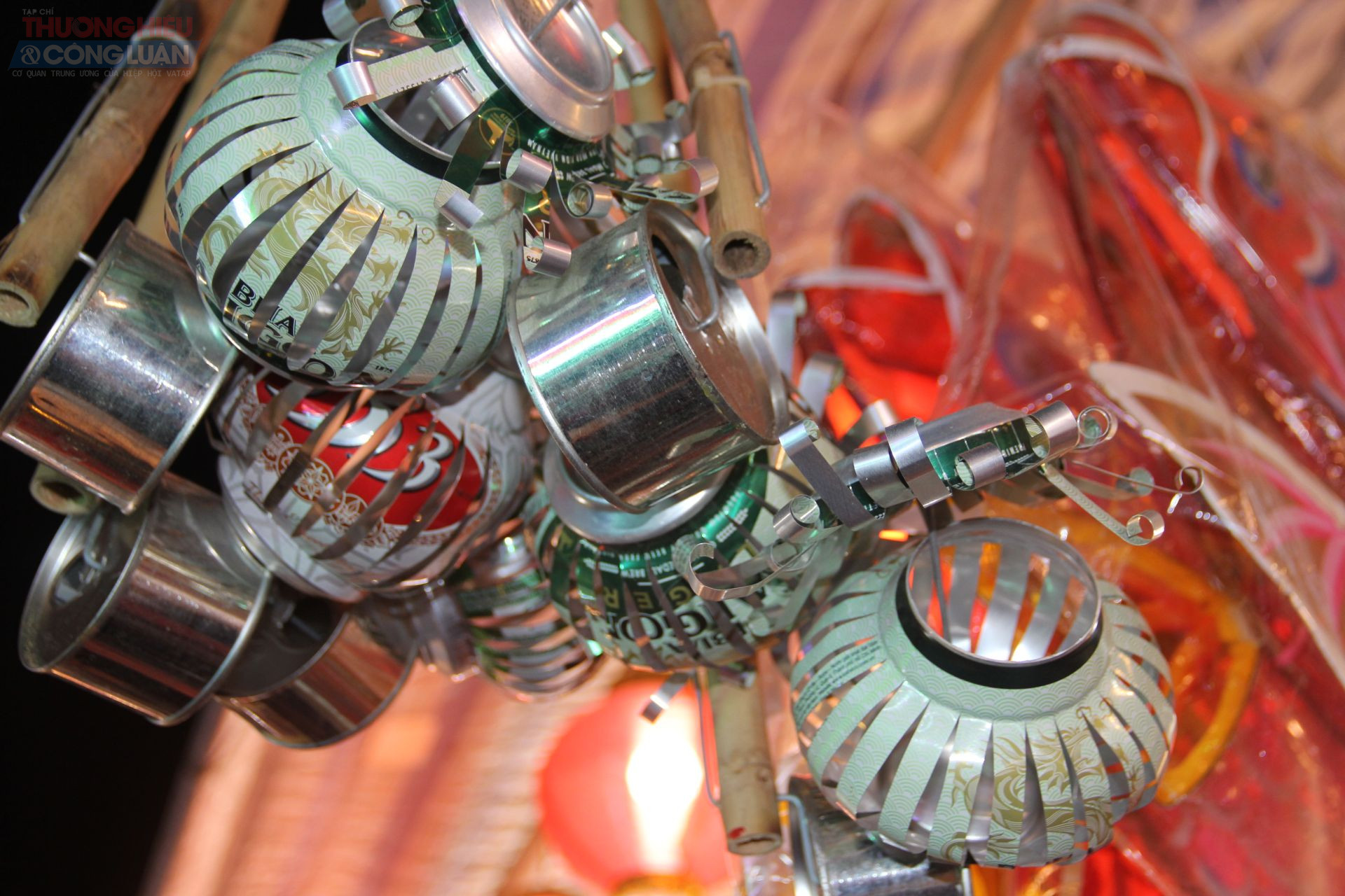 Một số mẫu lồng đèn được sáng tạo từ các vật dụng quen thuộc đã qua sử dụng như vỏ lon bia, lon sữa...đã thu hút sự tò mò của nhiều bạn trẻ