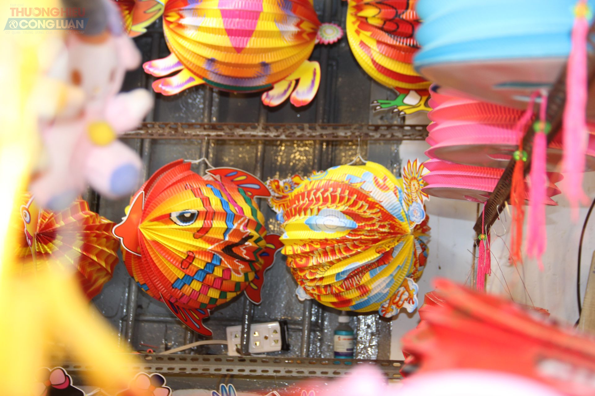 Nơi đây nổi tiếng với truyền thống sản xuất và buôn bán lồng đèn được gìn giữ qua nhiều thế hệ