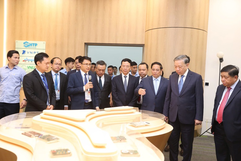Tổng Bí thư Tô Lâm, Thủ tướng Phạm Minh Chính và các đại biểu tham quan không gian trưng bày - Ảnh: VGP