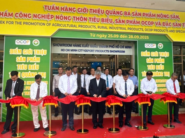 Tuần hàng giới thiệu, quảng bá sản phẩm nông sản, sản phẩm công nghiệp nông thôn tiêu biểu, sản phẩm OCOP và đặc sản tỉnh Quảng Trị” tại Showroom xuất khẩu số 92-96, đường Nguyễn Huệ, phường Sài Gòn, thành phố Hồ Chí Minh.