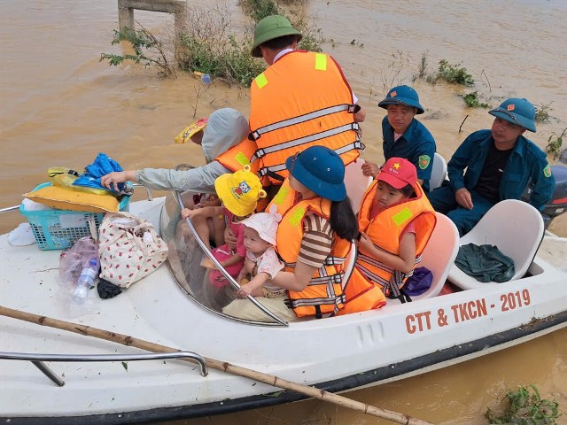 bão số 10 (Bualoi) vừa quét qua địa bàn tỉnh Nghệ An gây mưa lớn kéo dài, khiến nhiều khu vực ở TP. Vinh (cũ) như xã Lam Thành và khu vực chợ Vinh (phường Trường Vinh) bị ngập nặng.
