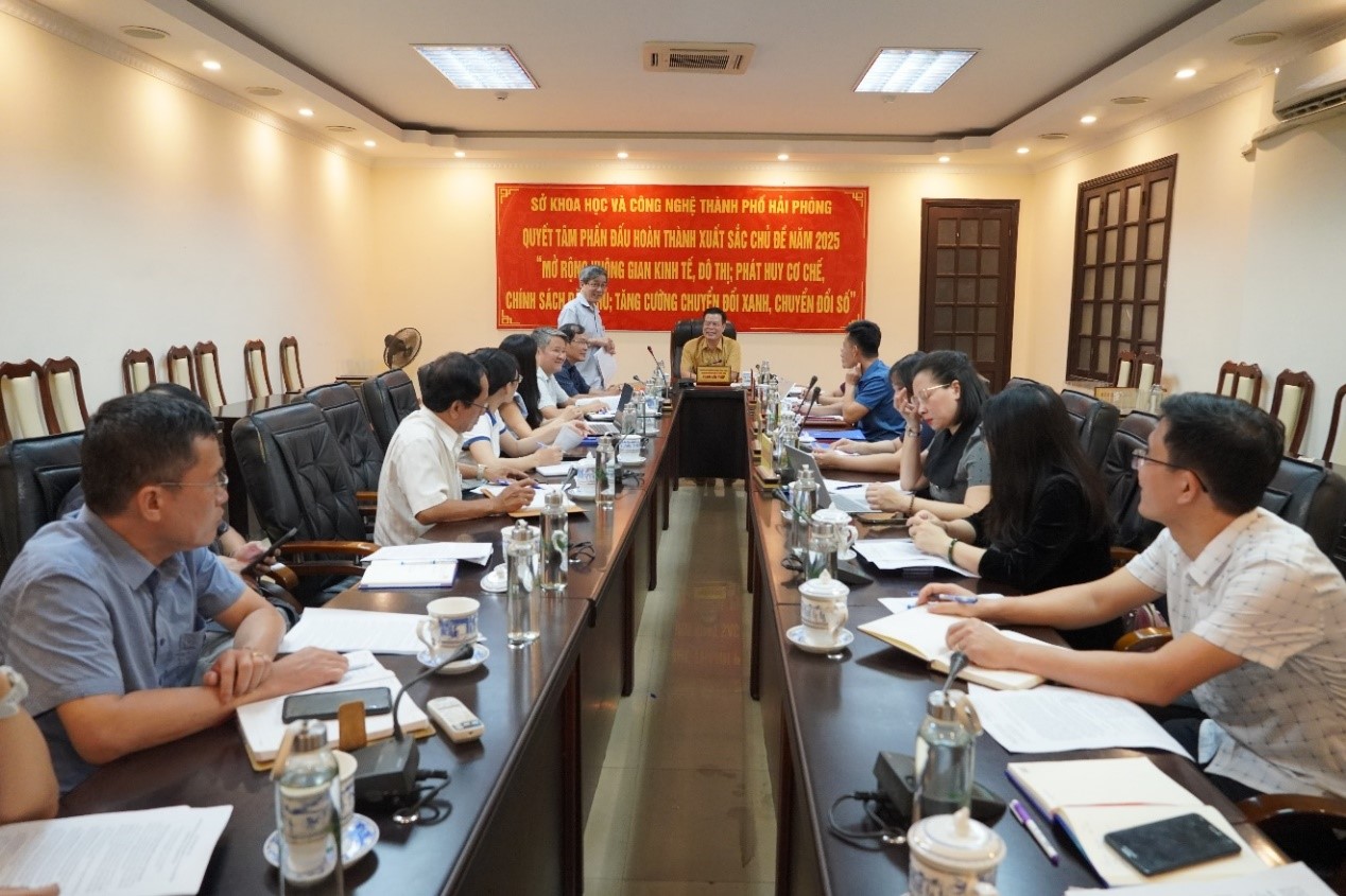 Quang cảnh buổi làm việc.