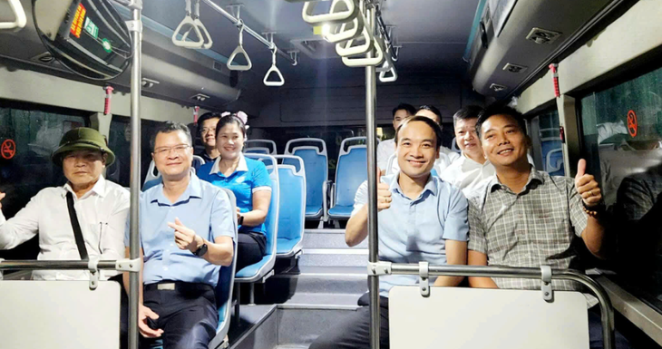 Niềm vui của cán bộ, người dân xã đảo Minh Châu khi đi tuyến xe buýt 20ATC khai trương lúc 4 giờ 44 phút ngày 1/10. (Ảnh: UBND xã Minh Châu)