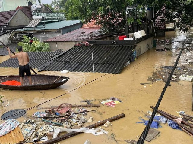 Nhiều nhà dân tại xã Quỳ Châu, Nghệ An bị nước dâng gần tới nóc vào ngày 29-30/9 vừa qua.