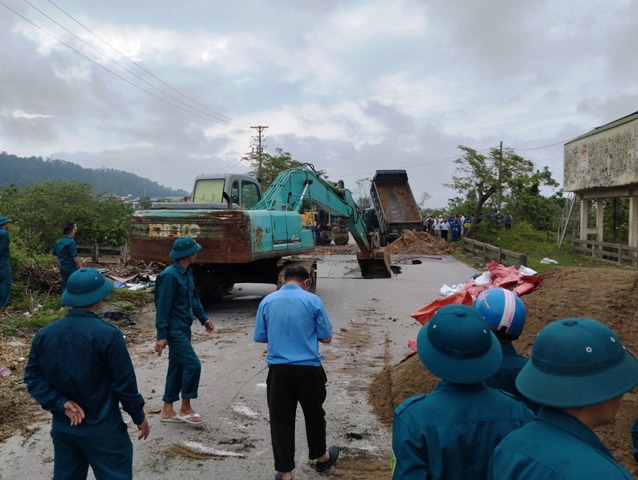 Nghệ An huy động lực lượng khẩn cấp xử lý sự cố vỡ bờ sông Vinh