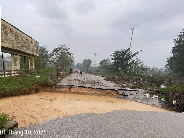 Đoạn bờ sông Vinh vỡ sáng 1/10.