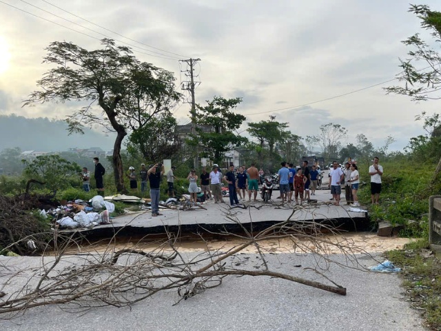 dòng chảy mạnh đã nhanh chóng mở rộng điểm vỡ thành hơn 5m, làm sập cả đoạn cống khiến nước dồn dập chảy về khu đô thị sinh thái Vinh Tân, hồ điều hòa và trạm bơm Bến Thủy.