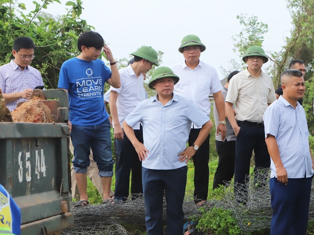 Phó Chủ tịch UBND tỉnh Hoàng Phú Hiền cùng lãnh đạo Sở Xây dựng và phường Trường Vinh trực tiếp có mặt tại hiện trường để chỉ đạo xử lý sự cố.