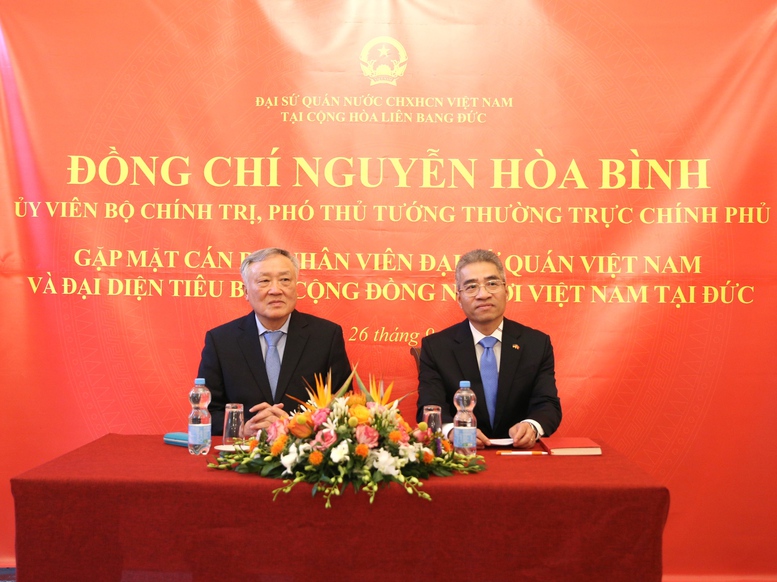 Phó Thủ tướng Thường trực Nguyễn Hòa Bình tại buổi gặp mặt cán bộ, nhân viên Đại sứ quán và các đại diện tiêu biểu của cộng đồng người Việt Nam tại Đức - Ảnh: VGP/Nguyễn Hoàng