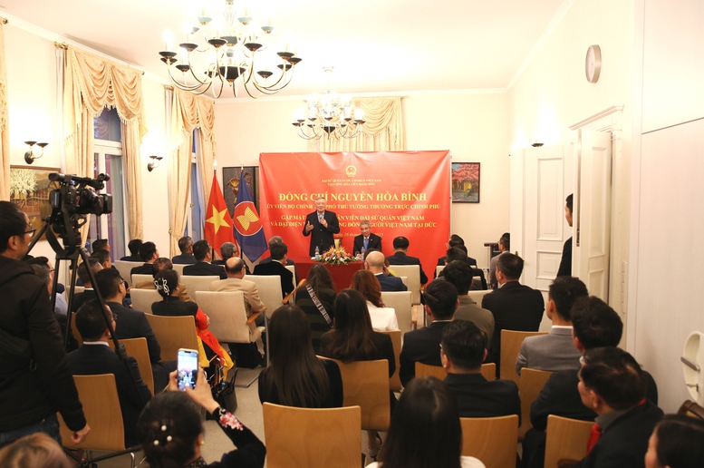 Phó Thủ tướng Thường trực Nguyễn Hòa Bình gặp mặt cán bộ, nhân viên Đại sứ quán và các đại diện tiêu biểu của cộng đồng người Việt Nam tại Đức - Ảnh: VGP/Nguyễn Hoàng