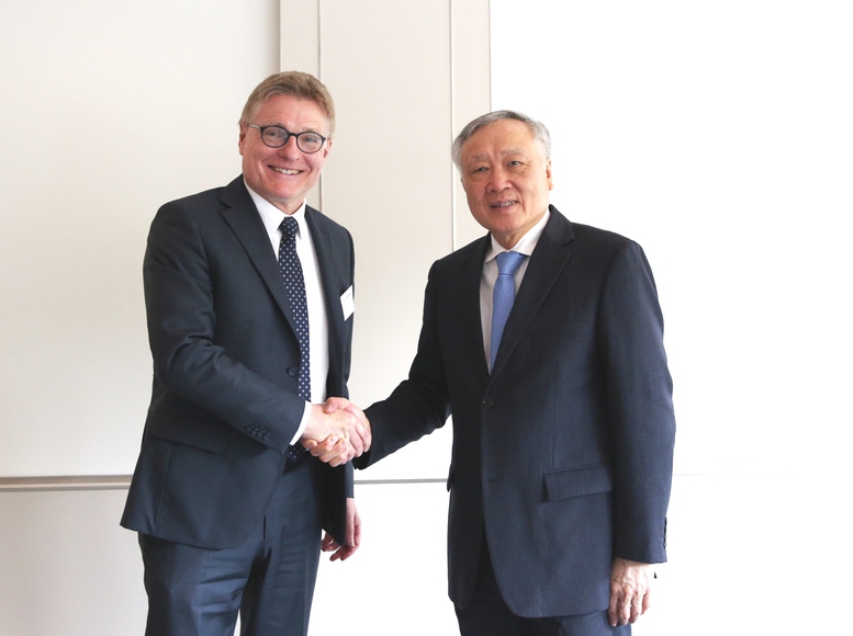 Phó Thủ tướng Thường trực Chính phủ Nguyễn Hòa Bình làm việc với ông Hubertus Vaeth, Giám đốc điều hành Frankfurt Main Finance (FMF) - Ảnh: VGP/Nguyễn Hoàng Phó Thủ tướng Thường trực Chính phủ Nguyễn Hòa Bình làm việc với ông Hubertus Vaeth, Giám đốc điều hành Frankfurt Main Finance (FMF) - Ảnh: VGP/Nguyễn Hoàng