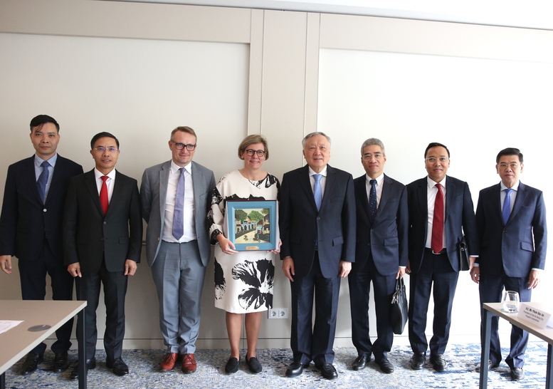 Phó Thủ tướng Thường trực Chính phủ Nguyễn Hòa Bình Tại tiếp bà Lynn Robbroeckx, Tổng Thư ký Luxembourg for Finance (LFF) - Ảnh: VGP/Nguyễn Hoàng Phó Thủ tướng Thường trực Chính phủ Nguyễn Hòa Bình Tại tiếp bà Lynn Robbroeckx, Tổng Thư ký Luxembourg for Finance (LFF) - Ảnh: VGP/Nguyễn Hoàng