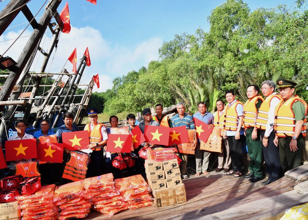 Ấm tình quân – dân từ chương trình “Cảnh sát biển đồng hành với ngư dân” tại Mỹ Long