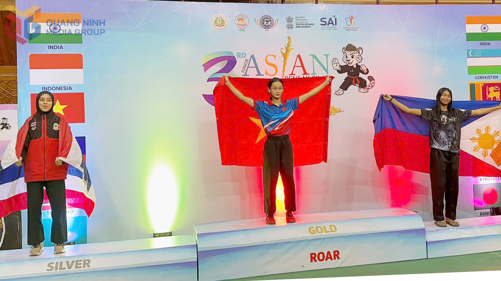 VĐV Vũ Thị Anh Thư giành HCV nội dung 43kg nữ về cho Việt Nam.