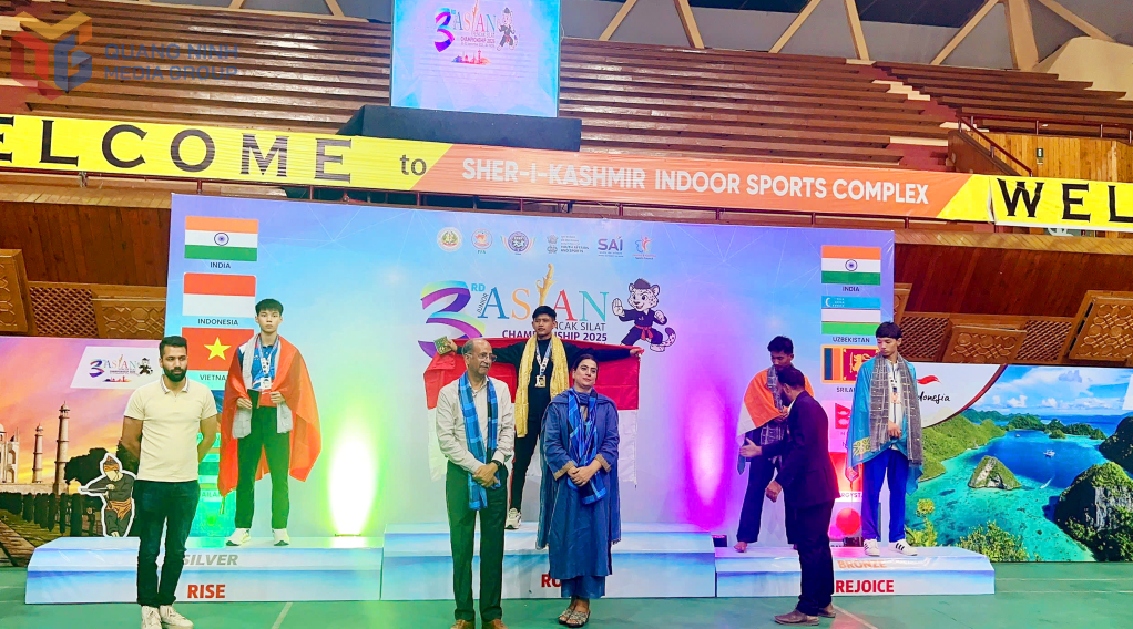 VĐV Quảng Ninh Lê Thành Trung (bục số 2) giành HCB nội dung 63kg nam.