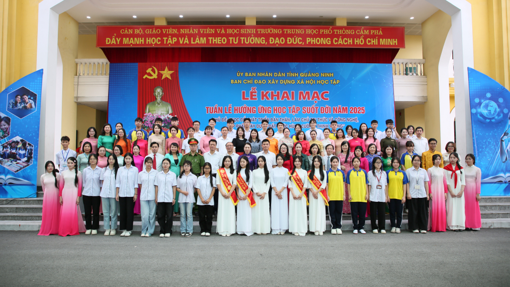 Các đại biểu, thầy cô giáo và các em học sinh chụp ảnh lưu niệm tại Lễ khai mạc Tuần lễ hưởng ứng học tập suốt đời năm 2025. Các đại biểu, thầy cô giáo và các em học sinh chụp ảnh lưu niệm tại Lễ khai mạc Tuần lễ hưởng ứng học tập suốt đời năm 2025.