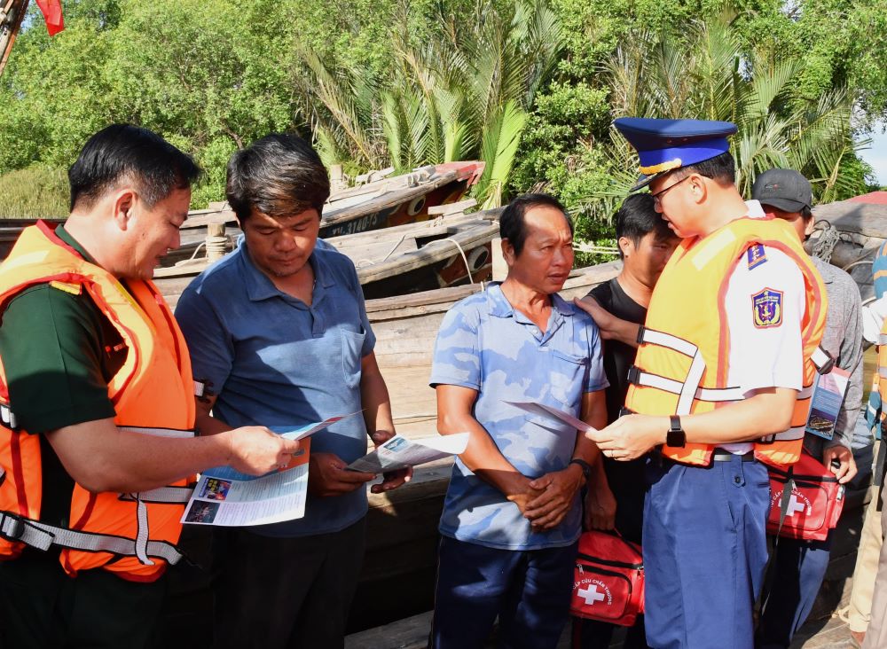 Tuyên truyền pháp luật cho ngư dân.