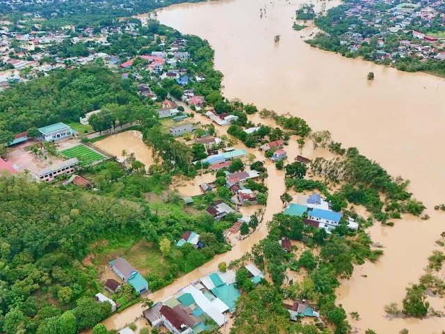 ngày 30/9, nhiều khu công nghiệp và nhà xưởng, nhà dân ở xã Quỳ Hợp và phường Thái Hòa vẫn đang bị nhấn chìm trong nước, gây thiệt hại nặng nề và ảnh hưởng nghiêm trọng đến hoạt động sản xuất kinh doanh.