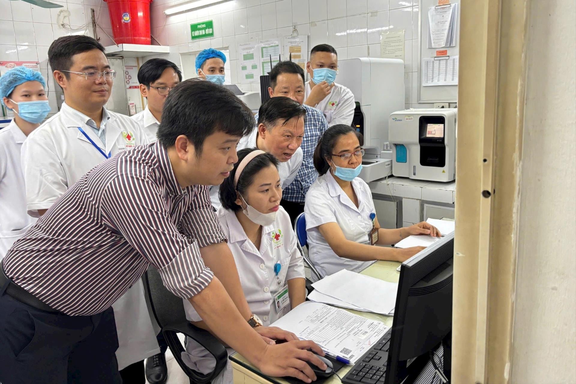 Hội đồng thẩm định đã bỏ phiếu thống nhất Bệnh viện Hữu nghị Việt Nam – Cu Ba đủ điều kiện để triển khai bệnh án điện tử thay thế hoàn toàn bệnh án giấy. Ảnh: Duy Tuân