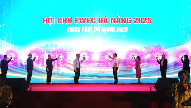 Các đại biểu thực hiện nghi thức khai mạc Hội chợ.