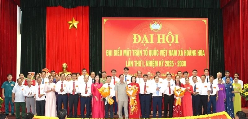 Phó Chủ tịch Ủy ban MTTQ tỉnh Đinh Tiên Phong tặng hoa chúc mừng các vị tham gia Ủy ban MTTQ xã Hoằng Hóa khóa I, nhiệm kỳ 2025-2030. Phó Chủ tịch Ủy ban MTTQ tỉnh Đinh Tiên Phong tặng hoa chúc mừng các vị tham gia Ủy ban MTTQ xã Hoằng Hóa khóa I, nhiệm kỳ 2025-2030.